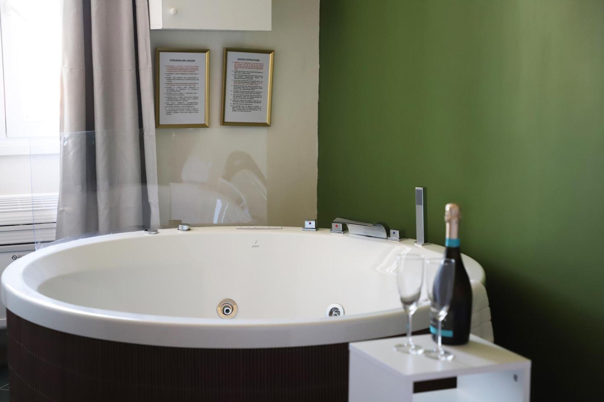Vatican Jacuzzi House Rom